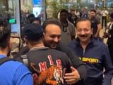 Video : The One Where Salman Khan Hugged Baba Siddique At The Airport